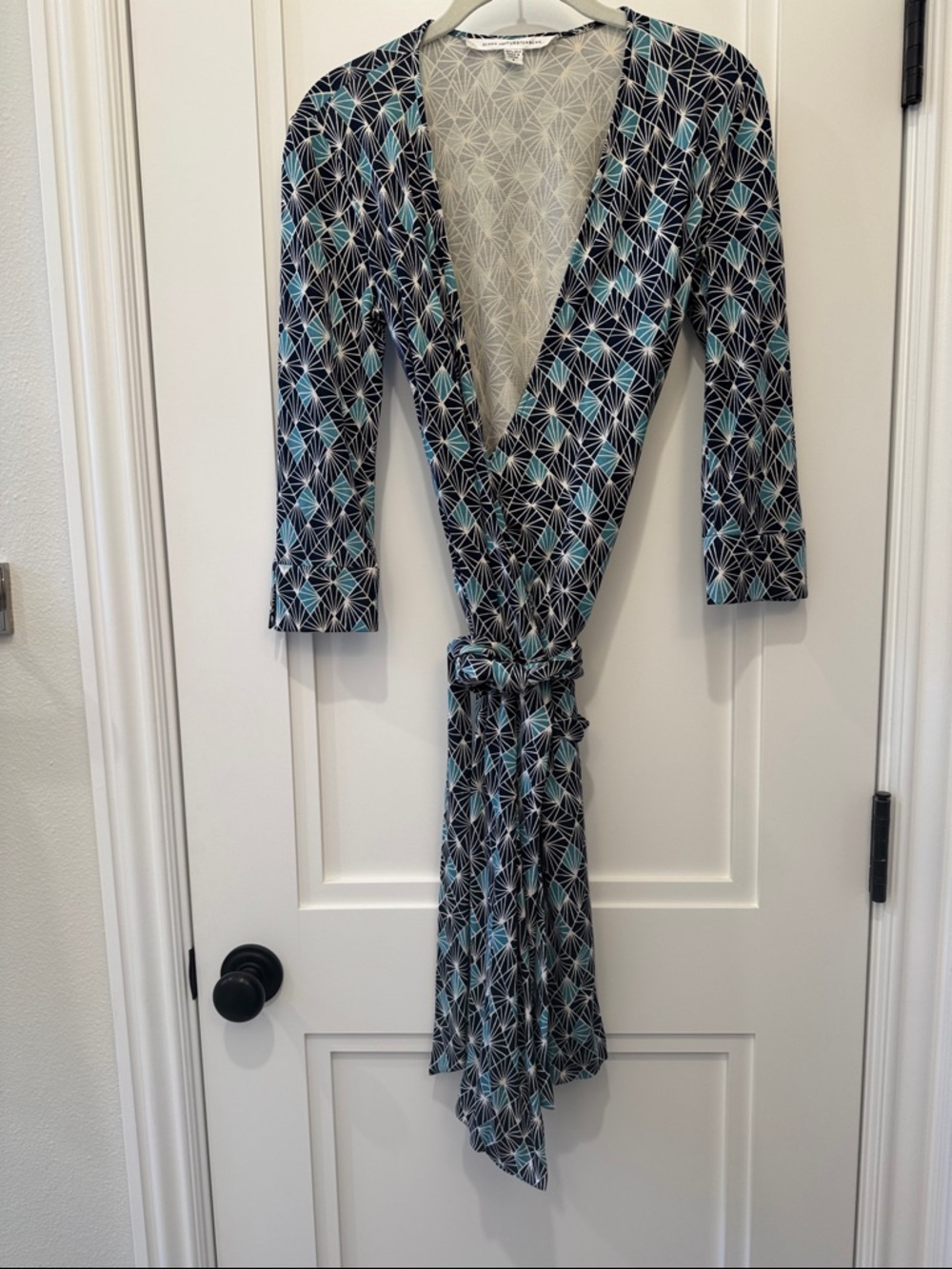 DIANE VON FURSTENBERG!100% Silk Wrap dress. Black w/Teal and White Fan Print.